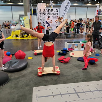 Handstand in der Messehalle
